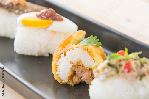 omelet with spicy pork sushi