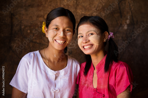 Fotografia Two young Myanmar girls