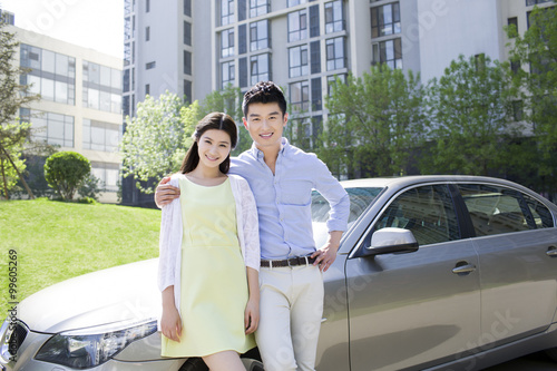 Happy young couple and car © Blue Jean Images