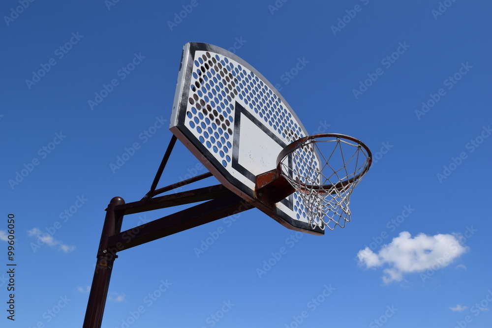 バスケットボールのゴール/晴天のスポーツ施設で、バスケットボールのゴールを撮影した、スポーツイメージの写真です。 バスケットボールのゴール/晴天のスポーツ施設で、バスケットボールのゴールを撮影した、スポーツイメージの写真です。
