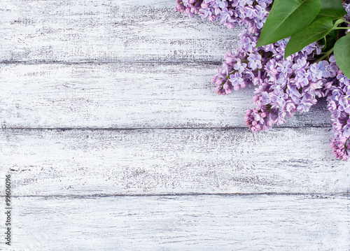Obraz na plátně Lilac flowers on wooden planks