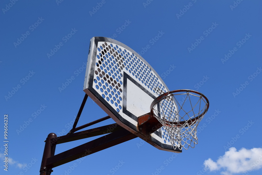 バスケットボールのゴール／晴天のスポーツ施設で、バスケットボールのゴールを撮影した、スポーツイメージの写真です。