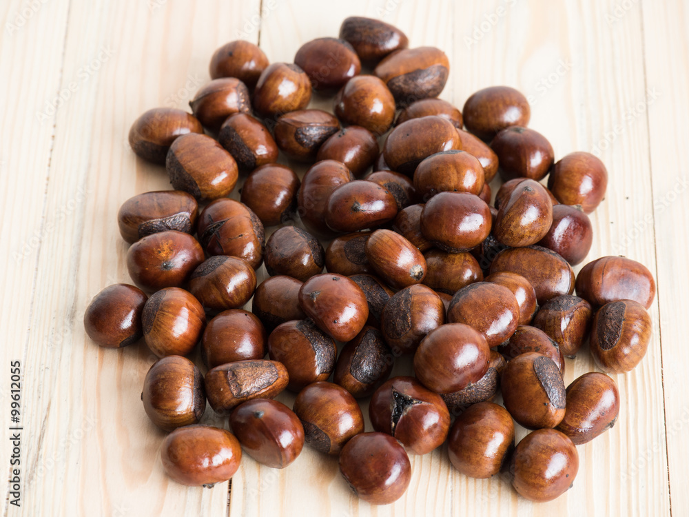 Obraz premium fresh chestnuts on wooden background