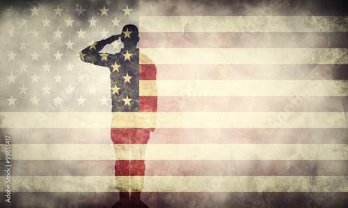 Fototapeta Podwójnej ekspozycji pozdrawiając żołnierza na flagę grunge USA. Projekt patriotyczny
