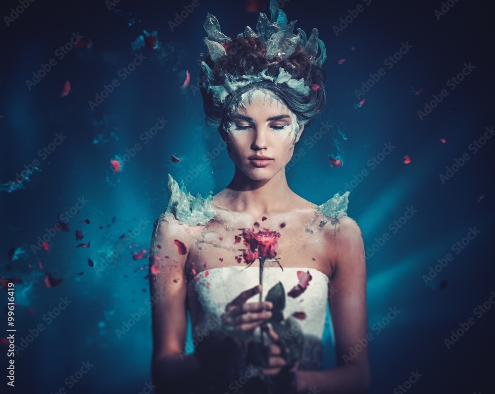 Naklejka premium Zima piękna fantazi kobiety portret. Piękna młoda dziewczyna model i wybuch zamrożonej róży.