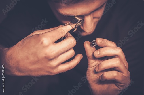 Foto Portrait of a jeweler during the evaluation of jewels.