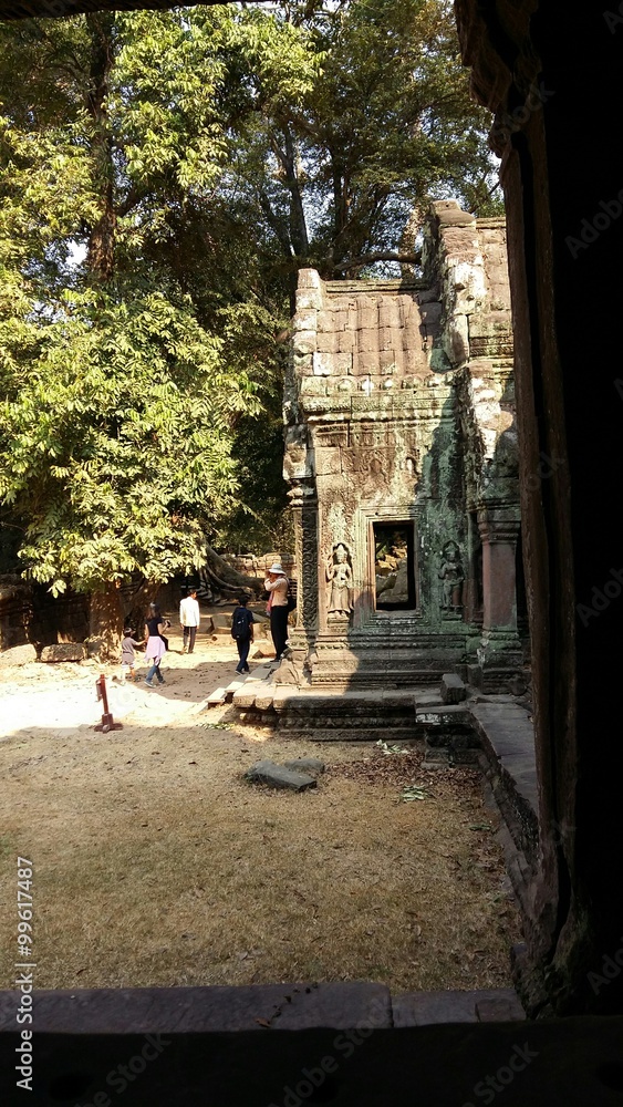 Obraz premium Tourists in an ancient temple in Cambodia