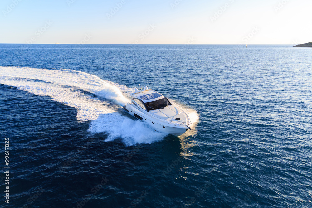 Naklejka premium luxury motoryacht in navigation