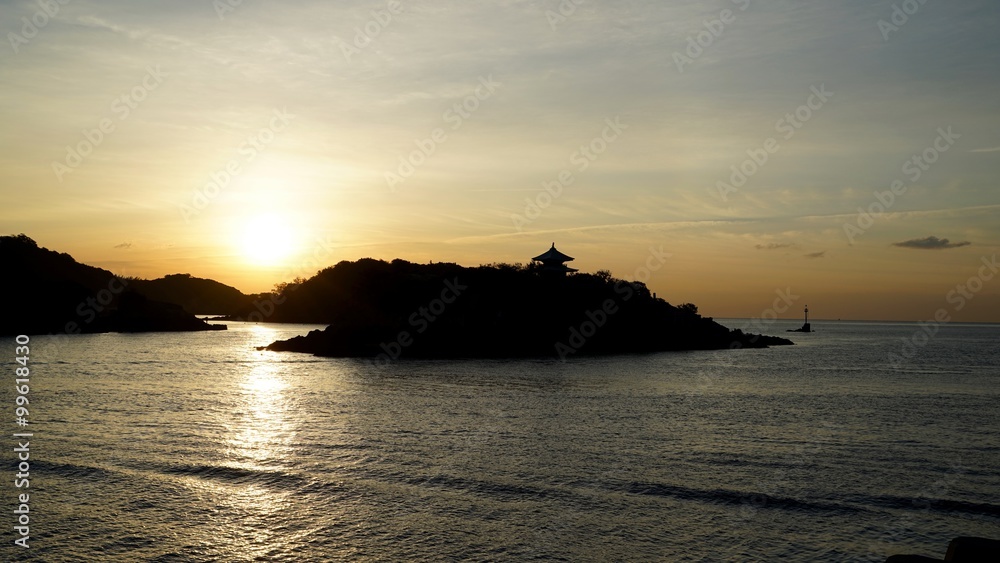 鞆の浦の夜明けと弁天島のシルエット