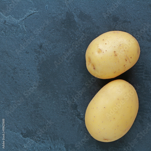 Pommes de terre sur fond ardoise photo