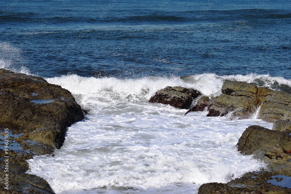 庄内浜の荒波（初夏）／山形県庄内浜の荒波風景を撮影した写真です。庄内浜は非常にきれいな白砂が広がる海岸と、奇岩怪石の磯が続く大変素晴らしい景観のリゾート地です。晴天で強風の海岸で、荒波を撮影した写真です。