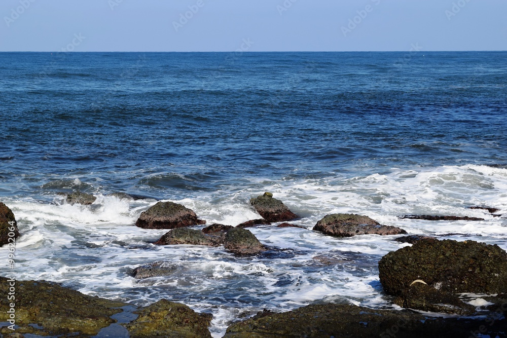 庄内浜の荒波（初夏）／山形県庄内浜の荒波風景を撮影した写真です。庄内浜は非常にきれいな白砂が広がる海岸と、奇岩怪石の磯が続く大変素晴らしい景観のリゾート地です。晴天で強風の海岸で、荒波を撮影した写真です。
