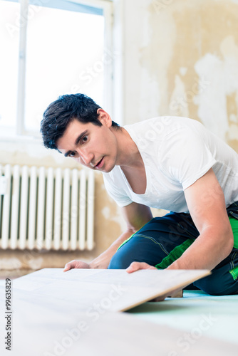 Handwerker legt den Boden in einer Wohnung Fototapet
