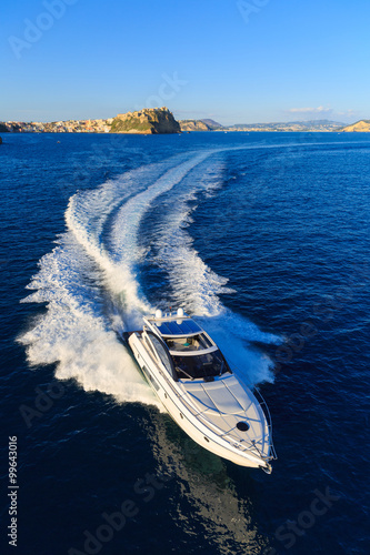 Obraz na płótnie luxury motoryacht in navigation w salonie