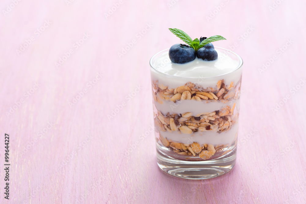 Gesundes Frühstück mit Joghurt - Textfreiraum Gesundes Frühstück mit Joghurt - Textfreiraum