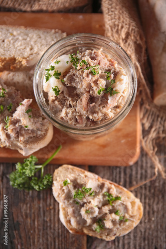 фотографія meat spread and bread