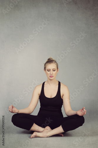 femme pratiquant le yoga