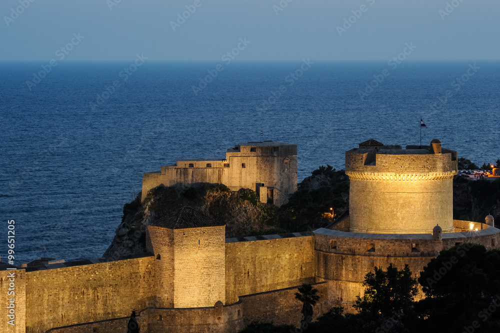 Minceta Turm Festung Lovrijenac und Mauer von Dubrovnik am Abend