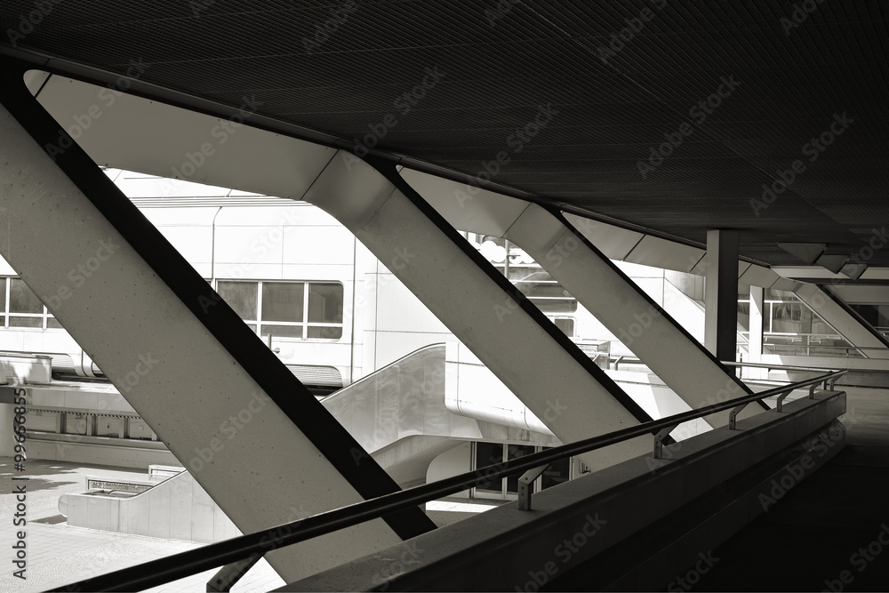 Fototapeta premium Brücke über den Messedamm am ICC in Berlin