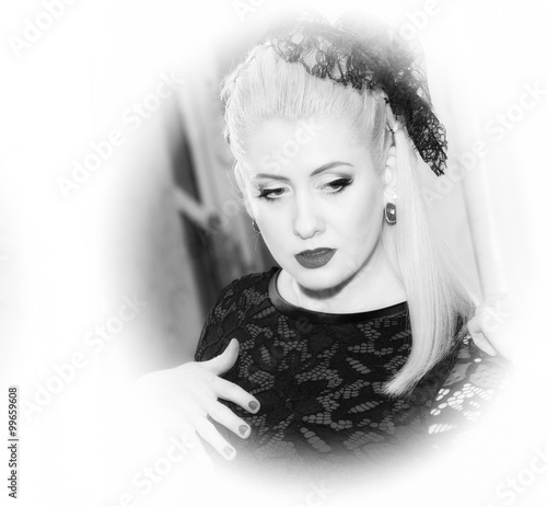 the black-and-white portert the beautiful woman in retro style photo