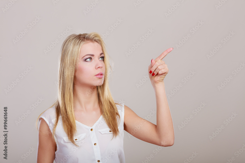 Obraz premium woman showing copy space pointing with finger