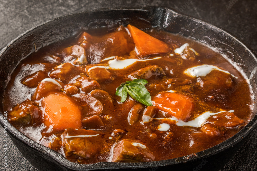 鉄鍋でビーフシチュー dish that beef stew is delicious 鉄鍋でビーフシチュー dish that beef stew is delicious