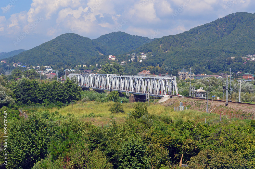 Железнодорожный мост на фоне гор 
