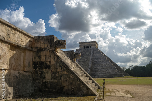 Fototapeta Naklejka Na Ścianę i Meble -  Maya Pyramid, Chichen-Itza, Mexico