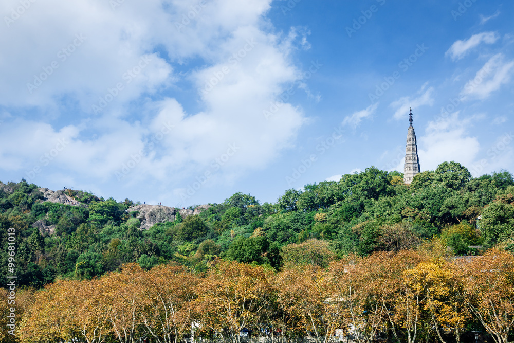 Obraz premium Hangzhou west lake beautiful scenery and ancient pagoda in the autumn, China