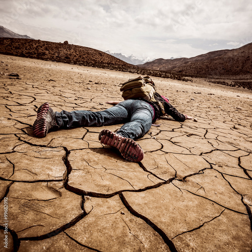 Fotografie person lays on the dried ground