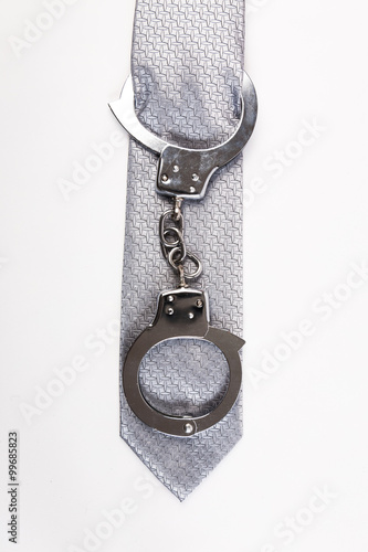 Krawatte und Handschellen