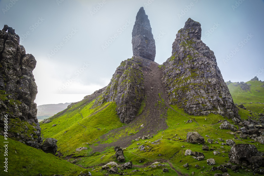 Φωτογραφία The ancient rocks of Old Man of Storr on a cloudy day - Isle of Skye, Scotland,