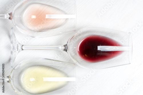 Foto three glasses of white, rose and red whine on white wood textured background