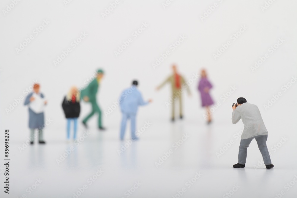 Miniatura di street photographer che fotografa la folla per strada Miniatura di street photographer che fotografa la folla per strada