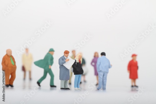 folla di persone passanti in miniatura photo