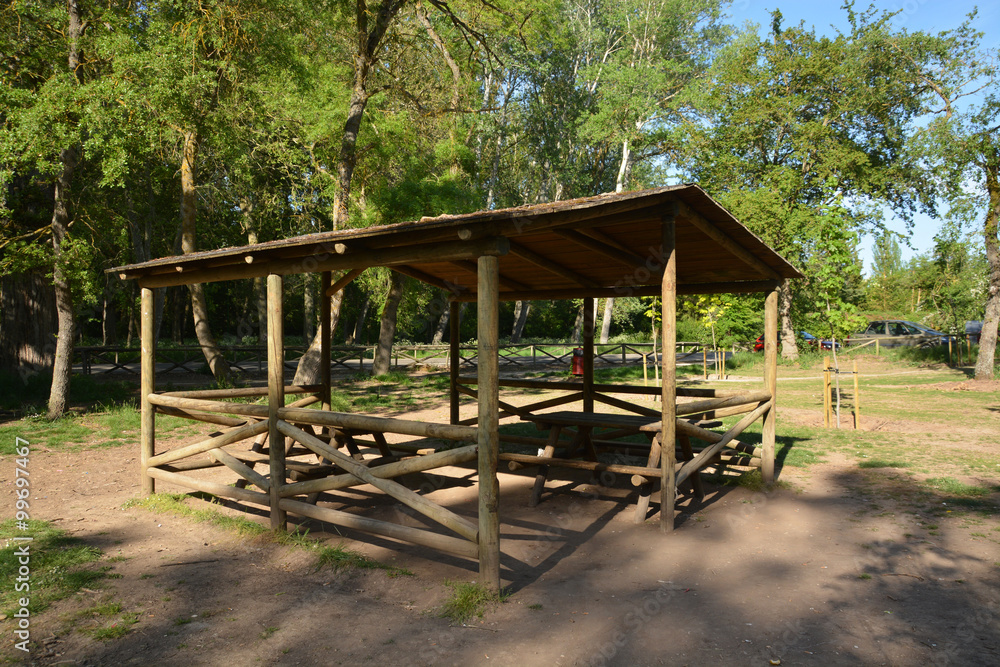 cabaña de madera en un parque 