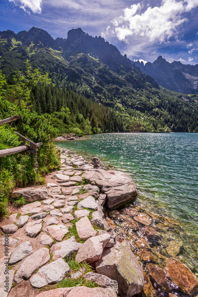 Obraz premium Lake in the middle of the mountains at sunrise