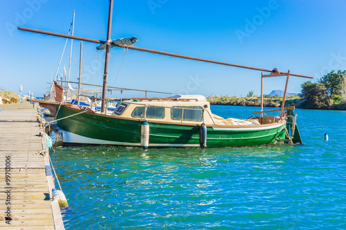 Traditionelles Fischerboot im Hafen © vulcanus