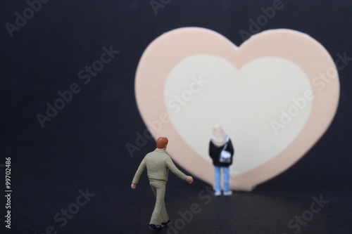 Foto miniature di innamorati in corteggiamento