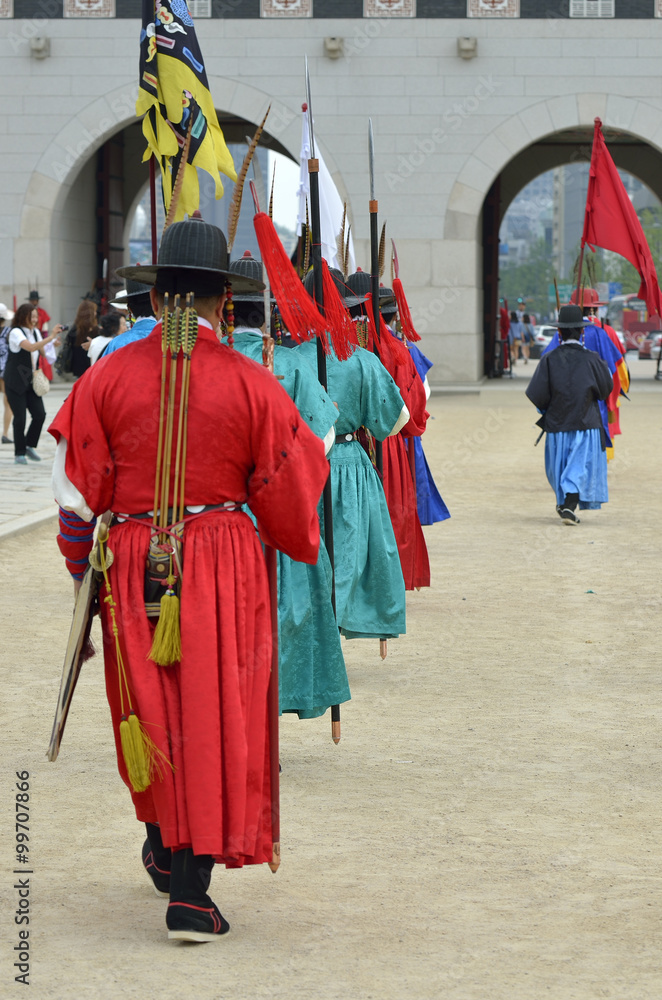 Obraz premium Row of armed guards in ancient traditional soldier uniforms in the old royal residence, Seoul, South Korea..