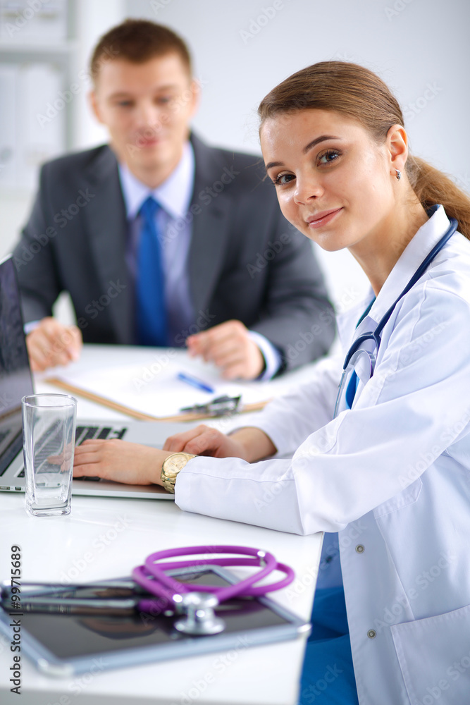 Obraz premium Medical team sitting at the table in modern hospital