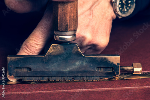 Foto Hand printing the spine of a book with traditional procedure
