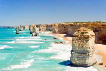 Fotobehang Australië Twelve Apostles aan ruige zuidkust  © SalenayaAlena