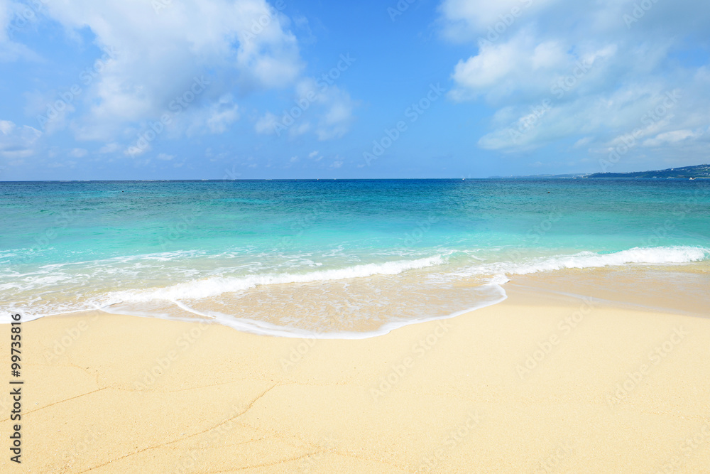 沖縄の美しい海と白い砂浜