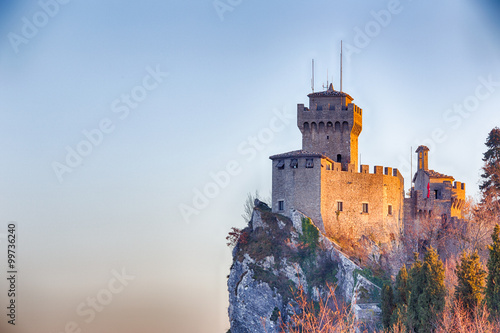 Foto crenellated tower overlooking the valley
