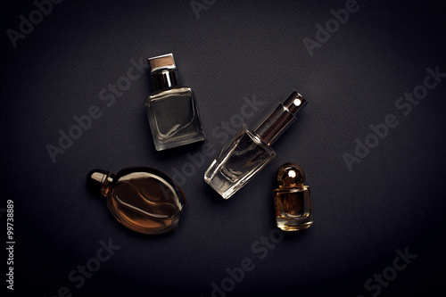 Fotografía different perfume bottles on the dark background