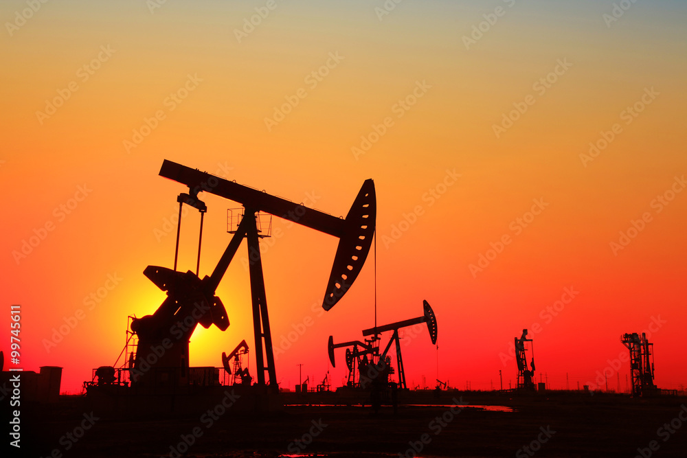 In the evening, the outline of the oil pump, it is very beautifu