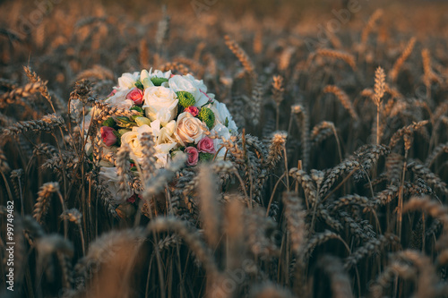 Obraz na płótnie bridal bouquet lying on wheat w salonie