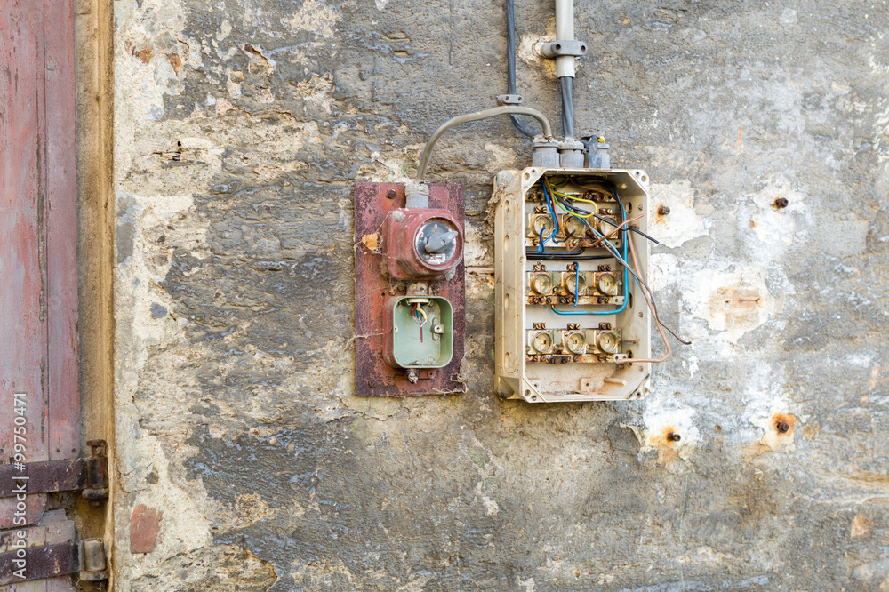 Alter Sicherungskasten mit Schalter Stock Photo Adobe Stock