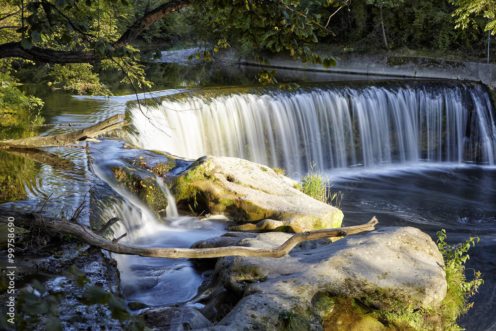 Fototapeta premium Wasserfall Töss Spiegelungen Herbst